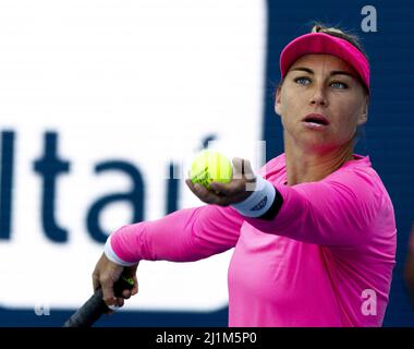 Miami Gardens, Usa. 26. März 2022. Vera Zvonareva aus Russland steht Danielle Collins aus den USA am Samstag, den 26. März 2022, bei den Miami Open im Hard Rock Stadium in Miami Gardens, Florida, zur Verfügung. Collins besiegte Zvonareva 6-1, 6-4. Foto von Gary i Rothstein/UPI Credit: UPI/Alamy Live News Stockfoto