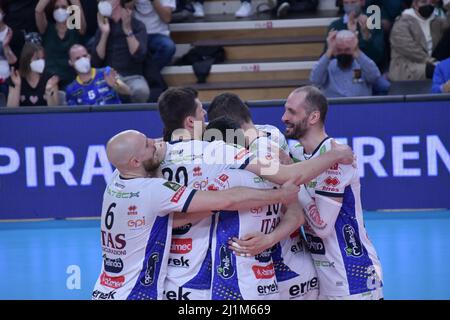 Trient, Italien. 26. März 2022. ITAS Trentino während des Playoffs - ITAS Trentino vs Gas Sales Bluenergy Piacenza, Volleyball Italienische Serie A Superliga-Meisterschaft der Männer in Trient, Italien, 26 2022. März Quelle: Independent Photo Agency/Alamy Live News Stockfoto