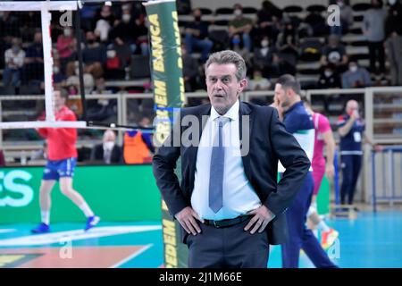 Trient, Italien. 26. März 2022. Trainer Angelo Lorenzetti (ITAS Trentino) während des Playoffs - ITAS Trentino vs Gas Sales Bluenergy Piacenza, Volleyball Italienische Serie A Superliga-Meisterschaft der Männer in Trient, Italien, März 26 2022 Quelle: Independent Photo Agency/Alamy Live News Stockfoto