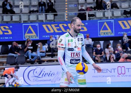 Trient, Italien. 26. März 2022. Matey Kaziyski (ITAS Trentino) während des Playoffs - ITAS Trentino vs Gas Sales Bluenergy Piacenza, Volleyball Italienische Serie A Superligameisterschaft der Männer in Trient, Italien, März 26 2022 Quelle: Independent Photo Agency/Alamy Live News Stockfoto