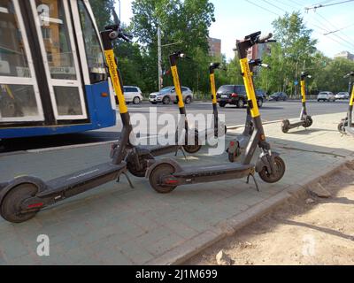 Nischni Nowgorod, Russland, Gagarin Avenue, 05.21.2021. Elektroroller Verleih an Stadthaltestellen. Hochwertige Fotos Stockfoto