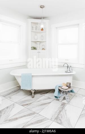 Helles, luftiges Badezimmer mit Badewanne mit Clawfoot-Auflockerklamir Stockfoto