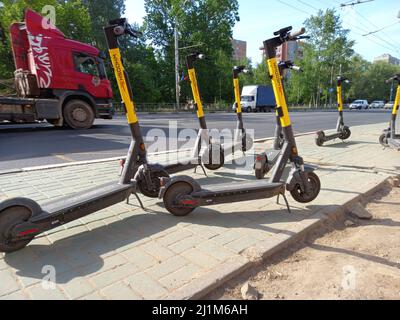 Nischni Nowgorod, Russland, Gagarin Avenue, 05.21.2021. Elektroroller Verleih an Stadthaltestellen. Hochwertige Fotos Stockfoto