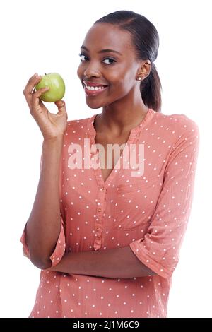 Scheut sich, gesund zu essen. Porträt einer attraktiven jungen Frau mit einem Apfel. Stockfoto