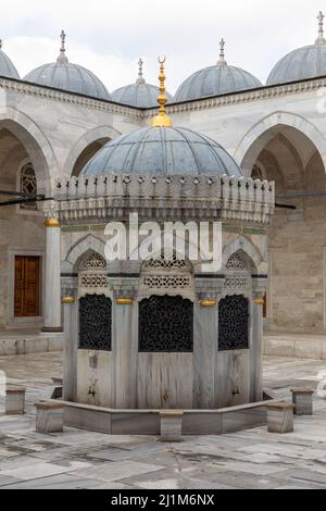 26. März 2022: Blick vom Innenhof der Yeni-Valide-Moschee in Uskudar, Istanbul, Türkei am 27. März 2022. Die Yeni Valide Moschee ist eine osmanische Moschee aus dem 18.. Jahrhundert, die von Sultan Ahmed III. Erbaut wurde (Bild: © Tolga Ildun/ZUMA Press Wire) Stockfoto