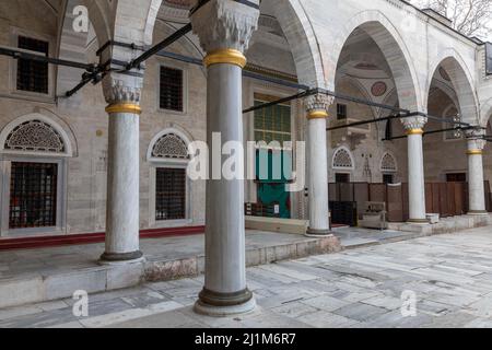 26. März 2022: Blick vom Innenhof der Yeni-Valide-Moschee in Uskudar, Istanbul, Türkei am 27. März 2022. Die Yeni Valide Moschee ist eine osmanische Moschee aus dem 18.. Jahrhundert, die von Sultan Ahmed III. Erbaut wurde (Bild: © Tolga Ildun/ZUMA Press Wire) Stockfoto