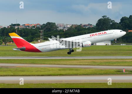 Iberia Airbus A330-Flugzeuge starten in Sao Paulo, Brasilien, und fahren nach Madrid, Spanien. Flugzeug A330-300 der Fluggesellschaft bekannt als Iberia Lineas Aereas. Stockfoto