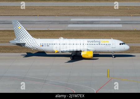 Vueling Airlines A320 rollt am Flughafen Zürich. Flugzeug A320 der spanischen Billigfluggesellschaft. Flugzeug von Vueling Airlines. Stockfoto