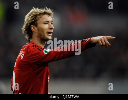 Düsseldorf, Deutschland 4,3.2009, Fußball: Deutscher DFB-Pokal, Bayer 04 Leverkusen (B04, rot) gegen FC Bayern München (FCB, schwarz) – Simon ROLFES (B04) Stockfoto