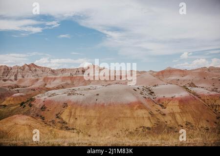 Badlands National Park, SD am bewölkten Sommertag im Juli Stockfoto