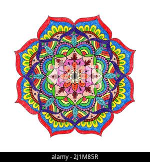 Blume Mandala mit Buntstiften auf weißem Hintergrund isoliert gemalt. Ethnische Mandala mit buntem Ornament. Helle Farben. Von Hand gezeichnet. Stockfoto