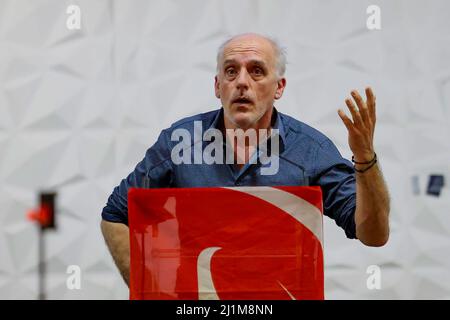 Philippe Poutou spricht bei einer Wahlkampfveranstaltung in Marseille. Philippe Poutou ist der Kandidat der NPA (New Anticapitalist Party) bei den französischen Präsidentschaftswahlen 2022. Er vertritt die revolutionäre extreme Linke, die gegen den Kapitalismus und alle Formen der Diskriminierung kämpft. Stockfoto