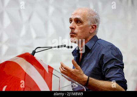 Marseille, Frankreich. 24. März 2022. Philippe Poutou spricht bei einer Wahlkampfveranstaltung in Marseille. Philippe Poutou ist der Kandidat der NPA (New Anticapitalist Party) bei den französischen Präsidentschaftswahlen 2022. Er vertritt die revolutionäre extreme Linke, die gegen den Kapitalismus und alle Formen der Diskriminierung kämpft. (Foto von Denis Thaust/SOPA Images/Sipa USA) Quelle: SIPA USA/Alamy Live News Stockfoto