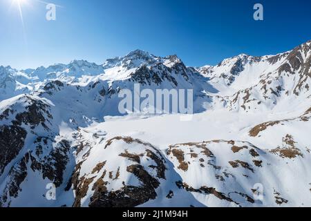 Blick auf den Vannino-See und den Damm mit der Margaroli-Hütte. Formazza, Valle Formazza, Verbano Cusio Ossola, Piemont, Italien. Stockfoto