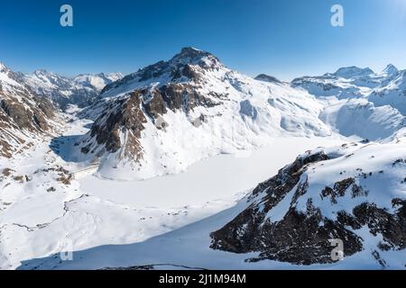 Blick auf den Vannino-See und den Damm mit der Margaroli-Hütte. Formazza, Valle Formazza, Verbano Cusio Ossola, Piemont, Italien. Stockfoto