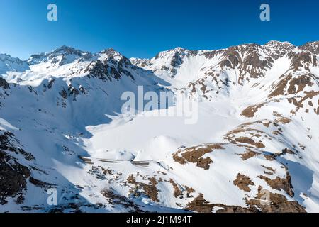 Blick auf den Vannino-See und den Damm mit der Margaroli-Hütte. Formazza, Valle Formazza, Verbano Cusio Ossola, Piemont, Italien. Stockfoto