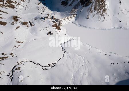 Blick auf den Vannino-See und den Damm mit der Margaroli-Hütte. Formazza, Valle Formazza, Verbano Cusio Ossola, Piemont, Italien. Stockfoto
