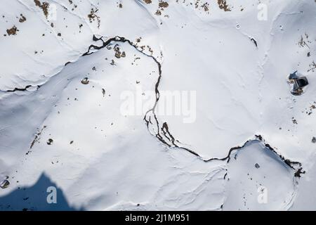 Blick auf den Vannino-See und den Damm mit der Margaroli-Hütte. Formazza, Valle Formazza, Verbano Cusio Ossola, Piemont, Italien. Stockfoto