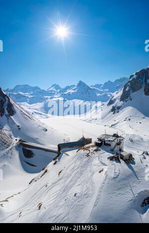 Blick auf den Vannino-See und den Damm mit der Margaroli-Hütte. Formazza, Valle Formazza, Verbano Cusio Ossola, Piemont, Italien. Stockfoto