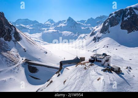 Blick auf den Vannino-See und den Damm mit der Margaroli-Hütte. Formazza, Valle Formazza, Verbano Cusio Ossola, Piemont, Italien. Stockfoto
