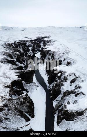 Luftaufnahme des Fjadrargljufur Canyon im Winter. Kirkjubæjarklaustur, Sudurland (Südisland), Island, Nordeuropa. Stockfoto