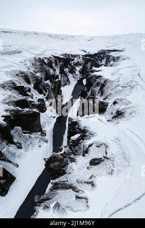 Luftaufnahme des Fjadrargljufur Canyon im Winter. Kirkjubæjarklaustur, Sudurland (Südisland), Island, Nordeuropa. Stockfoto
