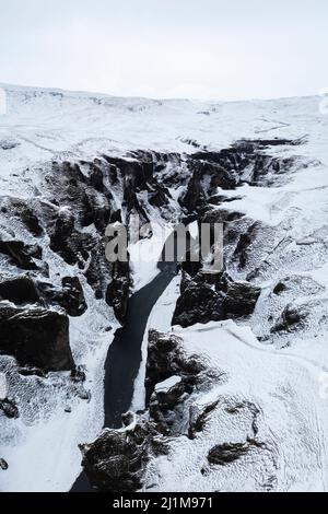 Luftaufnahme des Fjadrargljufur Canyon im Winter. Kirkjubæjarklaustur, Sudurland (Südisland), Island, Nordeuropa. Stockfoto