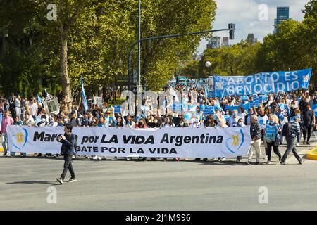 Argentinien, Buenos Aires, 26.. März 2022. Der siebte Marsch für das Leben fand unter anderem zur Verteidigung der Rechte ungeborener Kinder, der Familie, der Integrität von Frauen und zur Aufhebung des Abtreibungsgesetzes statt. Der Marsch für das Leben fand in der Bundeshauptstadt und in verschiedenen Teilen des Landes statt. Esteban Osorio/Alamy Live News Stockfoto