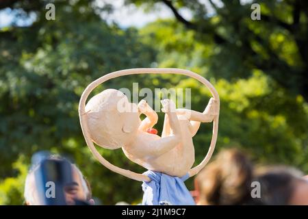 Argentinien, Buenos Aires, 26.. März 2022. Der siebte Marsch für das Leben wurde unter anderem zur Verteidigung der Rechte ungeborener Kinder, der Familie, der Integrität von Frauen und gegen die Legalisierung von Abtreibungen abgehalten. Der Marsch für das Leben fand in der Bundeshauptstadt und in verschiedenen Teilen des Landes statt. Esteban Osorio/Alamy Live News Stockfoto