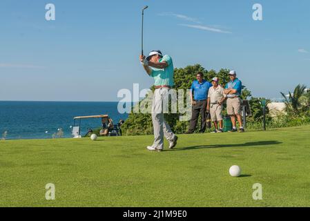 Eine Gruppe lateinischer Golfer, die am Morgen in der Nähe des Meeres spielen Stockfoto