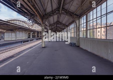 Sankt Petersburg, Russland - 05. Oktober 2021:Bahnsteige des Bahnhofs Vitebsky. Es war der erste Bahnhof, der in Sankt Petersburg und gebaut wurde Stockfoto