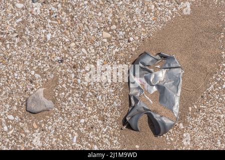 Nahaufnahme einer lange Zeit verlassenen Zinn auf dem Sand in der Nähe des Strandes. Konzept kümmern sich um die Erde Stockfoto