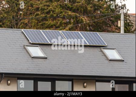 Sonnenkollektoren auf dem Dach eines Hauses. Stockfoto