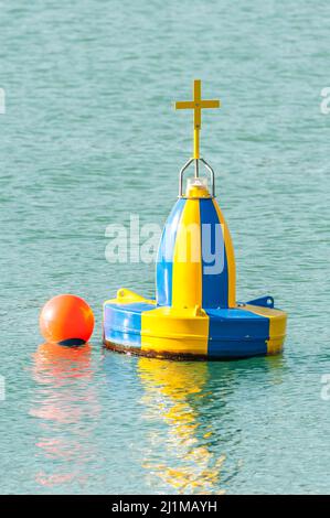 Blaue und gelbe Schiffswrack-Navigationsboje. Stockfoto