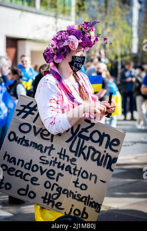 Tausende marschieren solidarisch gegen den Krieg in der Ukraine. "London steht mit der Ukraine" zeigt die Unterstützung für das ukrainische Volk. Gegen Putin. Stockfoto