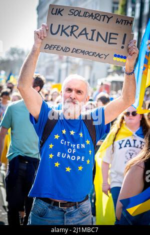 Tausende marschieren solidarisch gegen den Krieg in der Ukraine. "London steht mit der Ukraine" zeigt die Unterstützung für das ukrainische Volk. Gegen Putin. Stockfoto