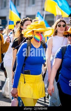 Tausende marschieren solidarisch gegen den Krieg in der Ukraine. "London steht mit der Ukraine" zeigt die Unterstützung für das ukrainische Volk. Gegen Putin. Stockfoto