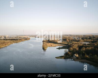 Der Blick nach Osten, in Richtung Glasgow, von der Spitze der Erskine Bridge, zeigt die stillgelegte Fährüberfahrt und die Fähre Lodge am Südufer. Stockfoto