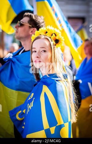 Tausende marschieren solidarisch gegen den Krieg in der Ukraine. "London steht mit der Ukraine" zeigt die Unterstützung für das ukrainische Volk. Gegen Putin. Stockfoto