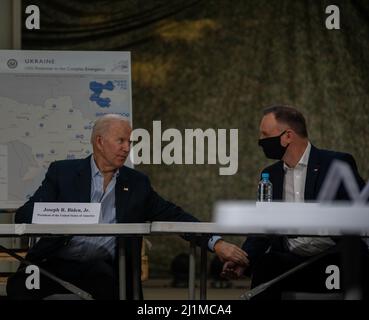 Der US-Präsident Joseph R. Biden Jr. und der Präsident der Republik Polen Andrzej Duda erhalten während der Konferenz zur humanitären Hilfe in Jasionka, Polen, am 25. März 2022 eine Einweisung. (USA Marine Corps Foto von Sgt. Robin Lewis.) Stockfoto