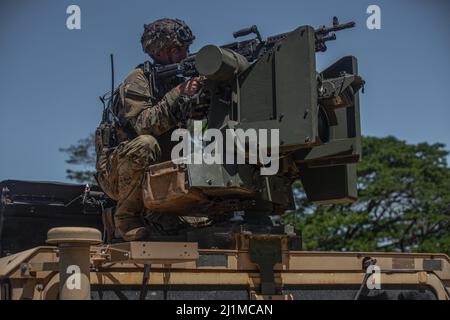 Ein Soldat der US-Armee, der der Kompanie D, dem Bataillon 2., dem Infanterie-Regiment 27., der Brigade 3., der Infanterie-Division 25., Zielt auf sein Maschinengewehr Im Kaliber m2 .50, das auf einem hochmobilen Mehrzweck-Radfahrzeug montiert ist, während einer kombinierten Live-Feuerübung zur Unterstützung von Salaknib auf dem Luftwaffenstützpunkt Colonel Ernesto Rabina auf den Philippinen, 22. März 2022. Salaknib‐eine jährlich von der philippinischen Armee geführte, von der US Army Pacific geförderte bilaterale Übung, die die Kapazität und Interoperabilität der US- und der philippinischen Armee im gesamten Spektrum der Militäroperationen verbessern und gleichzeitig die Beziehungen zwischen den beiden Ländern stärken soll Stockfoto