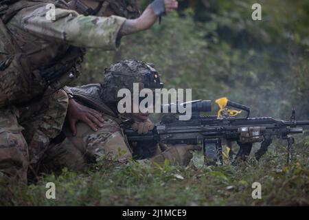 Ein US-Armeesoldat von der Firma D, 2. Bataillon, 27. Infanterie-Regiment, 3. Brigade, 25. Infanterie-Division, Erhält die Anleitung seines Teamleiters während einer kombinierten Live-Feuerübung zur Unterstützung von Salaknib auf dem Luftwaffenstützpunkt Colonel Ernesto Rabina auf den Philippinen, 22. März 2022. Fast 1.100 US Army Pacific Soldaten nehmen gemeinsam mit ihren philippinischen Kollegen an Salaknib Teil, um die Interoperabilität zu verbessern und unsere Partnerschaft im gesamten Indo‐Pacific zu stärken. (USA Armeefoto von SPC Joshua Oller/28. Public Affairs Detachment) Stockfoto