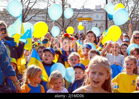 Central London, Großbritannien. 26. März 2022. Tausende strömten durch das Zentrum Londons, um die Notlage der Ukrainer zu unterstützen. Der marsch endete am Trafalgar Square, wo eine Kundgebung und Mahnwache abgehalten wurden. Kredit: Natasha Quarmby/Alamy Live Nachrichten Stockfoto