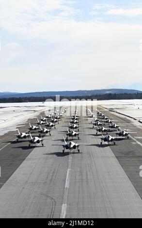 Eine Formation von 42 F-35A Lightning IIS während einer Routineübung zur Einsatzbereitschaft auf dem Luftwaffenstützpunkt Eielson, Alaska, 25. März 2022. Die Formation demonstrierte die Fähigkeit des 354. Fighter Wings, Flugzeuge der fünften Generation unter arktischen Bedingungen schnell zu mobilisieren. (USA Foto der Luftwaffe von Staff Sgt. Sean Martin) Stockfoto