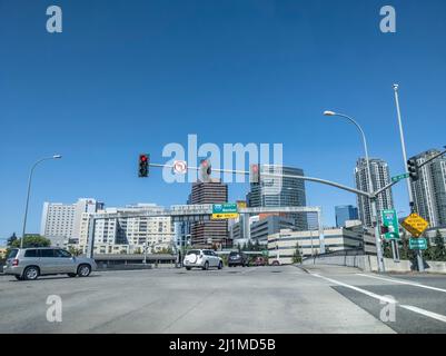 Bellevue, WA USA - ca. Juli 2021: Straßenansicht der Eingangsrampe zur i-405 South über dem geschäftigen Stadtverkehr an einem sonnigen Tag. Stockfoto