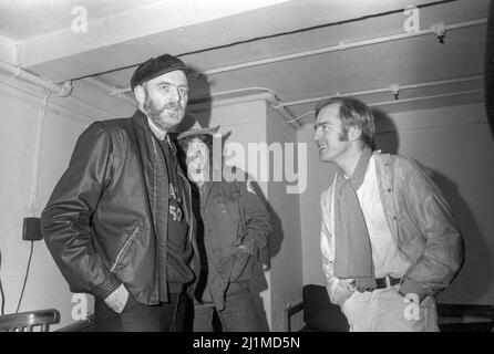 Der englische Journalist Karl Dallas, der amerikanische Musiker Arlo Guthrie und der englische Musiker Roy Harper backstage im The Venue, London anlässlich der Feierlichkeiten zum Geburtstag von Karl 50. im Jahr 1981. Stockfoto