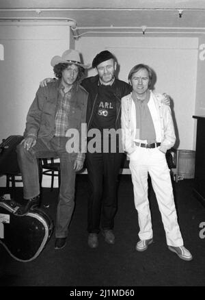 Der amerikanische Musiker Arlo Guthrie, der englische Journalist Karl Dallas und der englische Musiker Roy Harper backstage im The Venue, London anlässlich der Feierlichkeiten zum Geburtstag von Karl 50. im Jahr 1981. Stockfoto