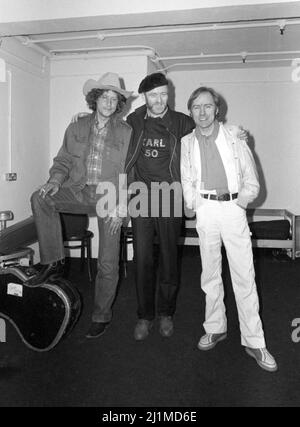 Der amerikanische Musiker Arlo Guthrie, der englische Journalist Karl Dallas und der englische Musiker Roy Harper backstage im The Venue, London anlässlich der Feierlichkeiten zum Geburtstag von Karl 50. im Jahr 1981. Stockfoto