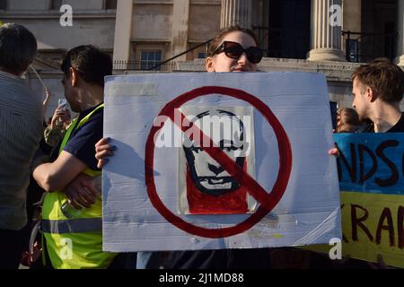 London, Großbritannien. 26.. März 2022. Ein Protestler auf dem Trafalgar Square hält ein Anti-Putin-Zeichen während der Londoner Standplätze mit der Ukraine. Tausende von Menschen marschierten aus Solidarität mit der Ukraine von der Park Lane zum Trafalgar Square, während Russland seinen Angriff fortsetzt. Kredit: Vuk Valcic/Alamy Live Nachrichten Stockfoto