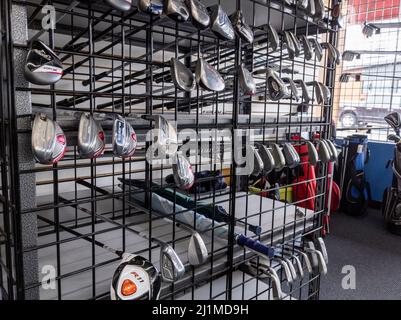 Woodinville, WA USA - ca. Juni 2021: Schräge Ansicht von sanft benutzten Golfschlägern zum Verkauf in einem Play IT Again Sports Store. Stockfoto